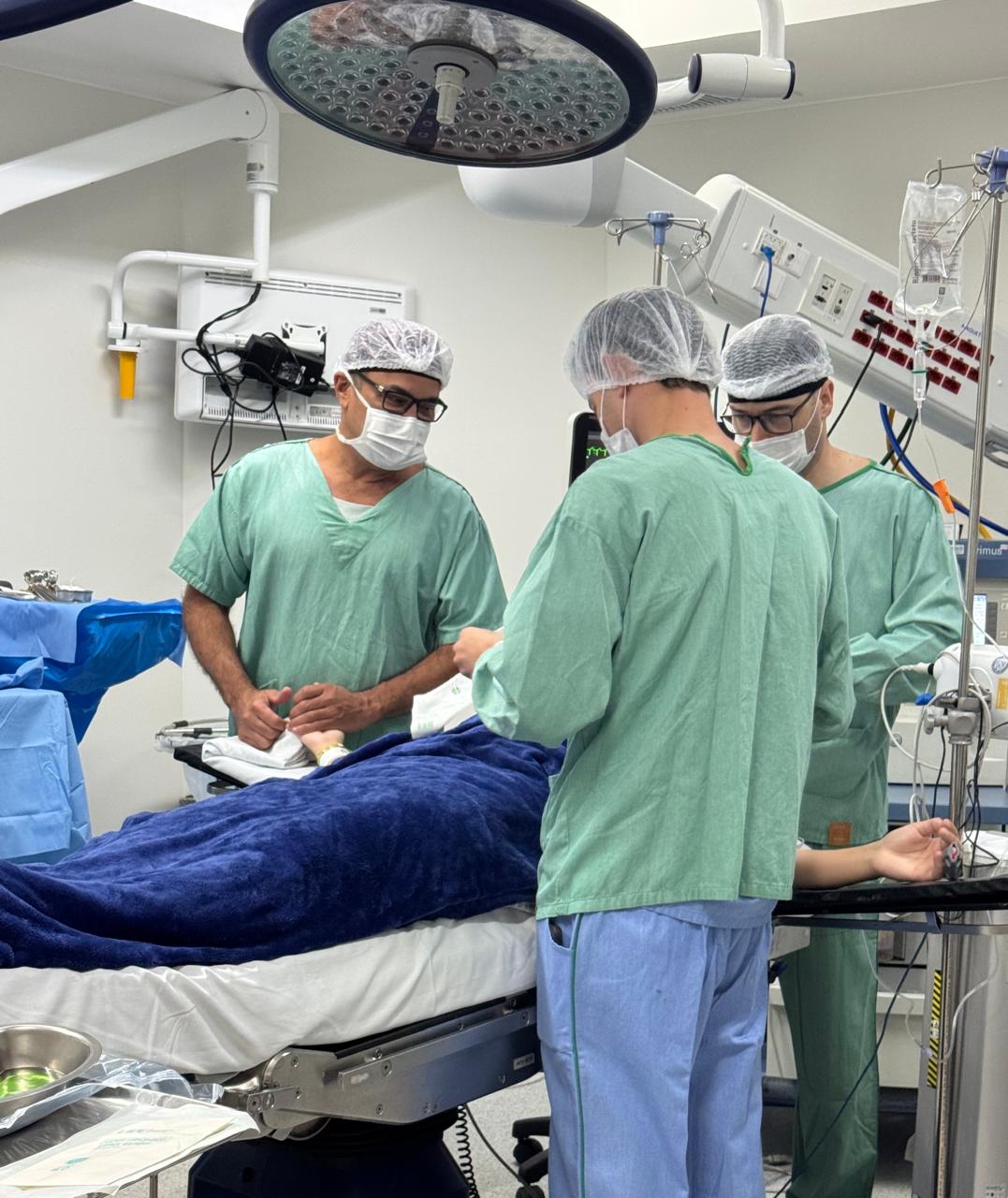 Dr. Marcelo Pontes durante procedimento cirúrgico.